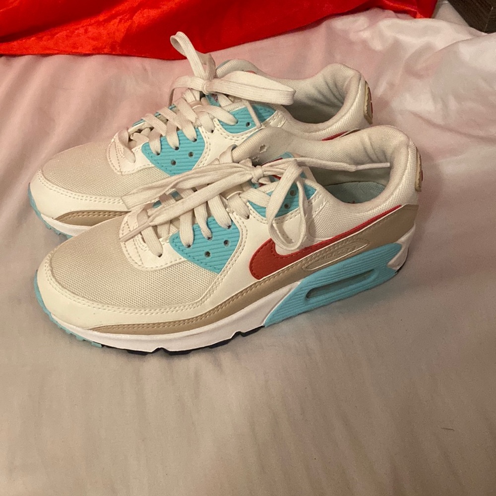 Worn once almost brand new women's nike air maxes